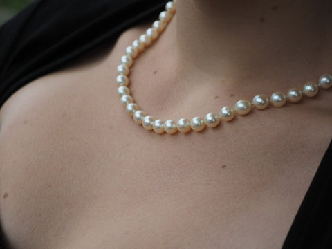 How to Wear a Pearl Necklace: Rules for Wearing Pearls